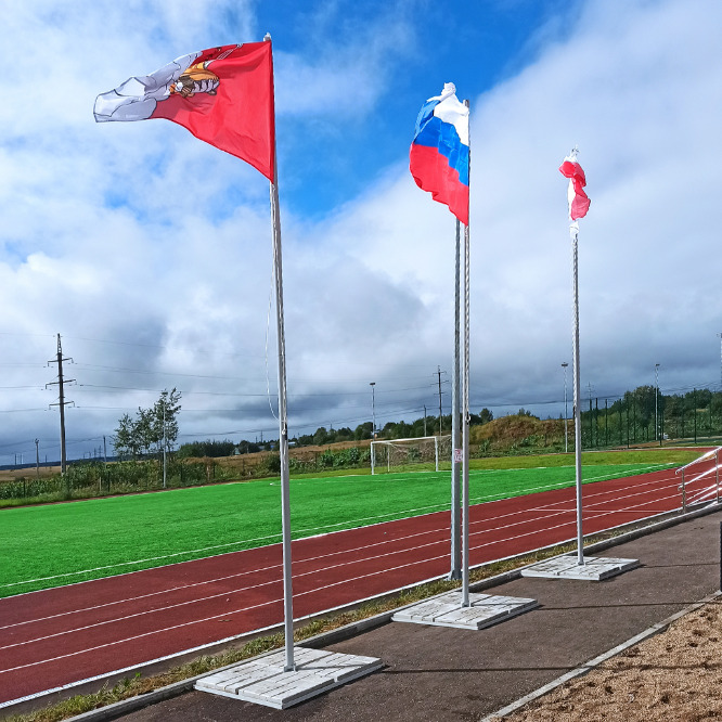 Флаги с флагштоками у новой школы № 26 в Вологде